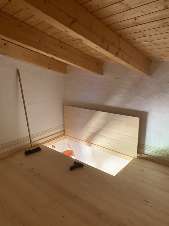 Altillo de madera con puerta