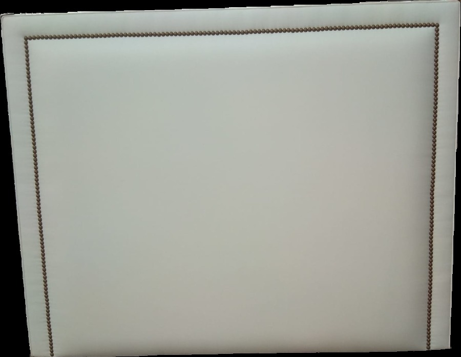 Cabecero con tachelas.