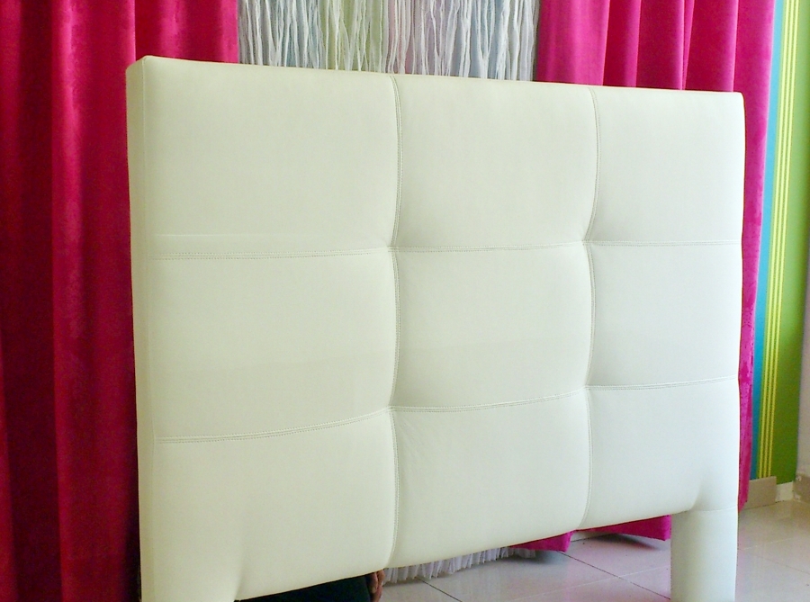 Cabecero a cuadros con pespuntes.