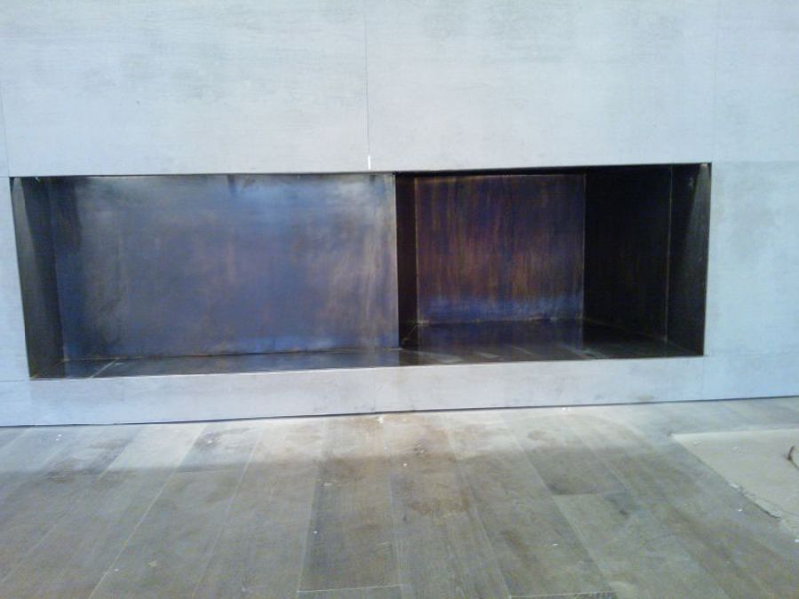 Cajón-hueco de hogar con leñera en latón envejecido