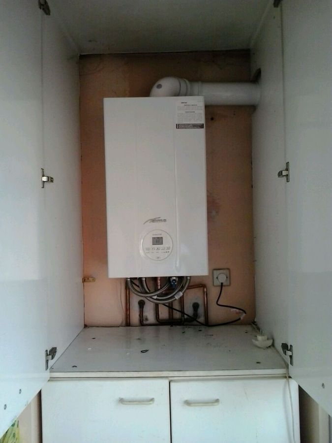 caldera en armario cocina