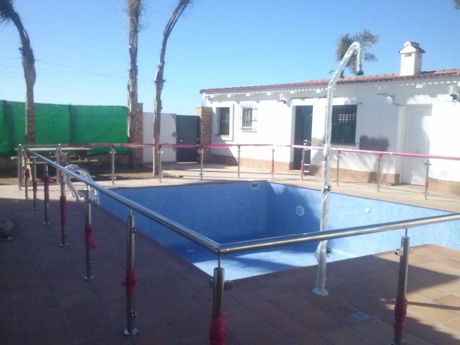 Barandilla de acero inoxidable en piscina