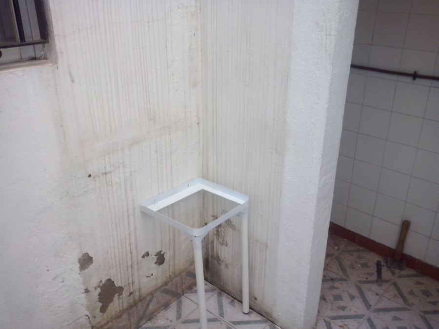 Instalación de lavadero con toma de agua y desagüe.