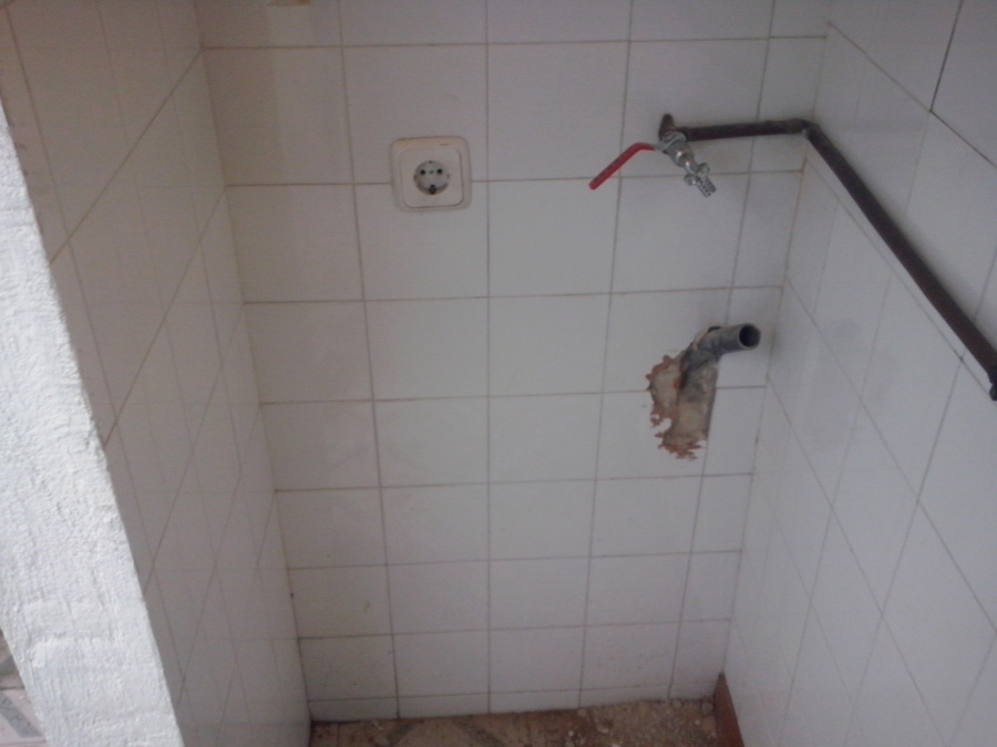 Instalación de lavadero con toma de agua y desagüe.(Antes)