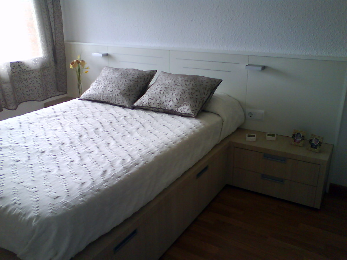 cama matrimonio con mesitas y cabezal