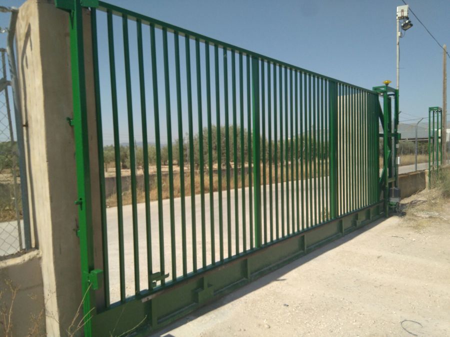 Puerta corredera industrial  de rejas