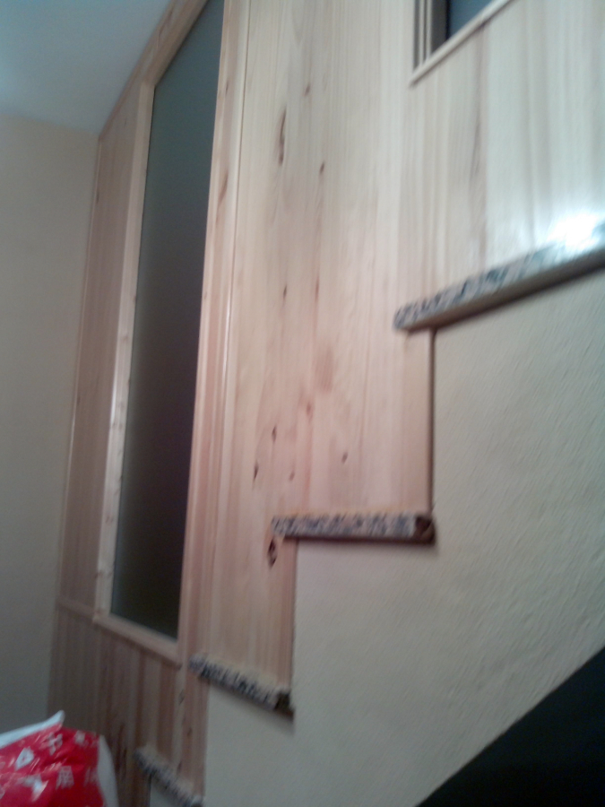 Cambio de baranda por panel de madera y vidrio