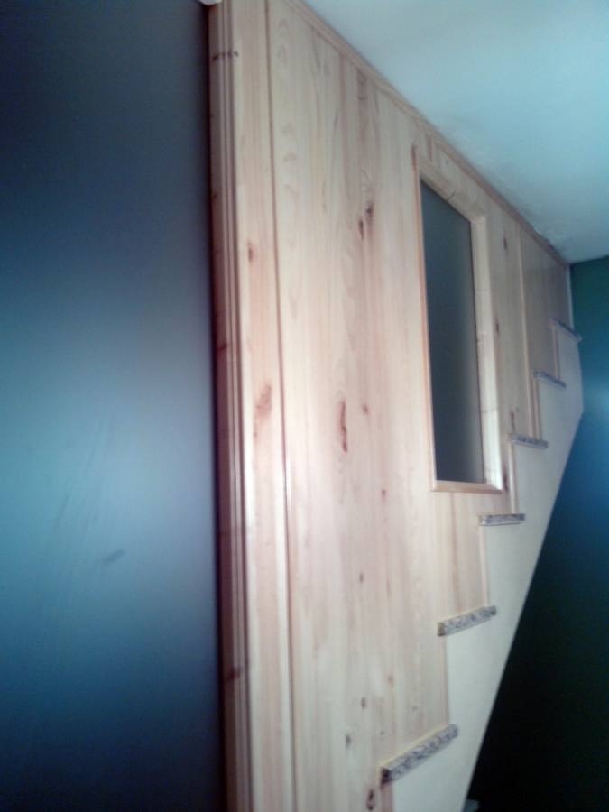 Cambio de baranda por panel de madera y vidrio