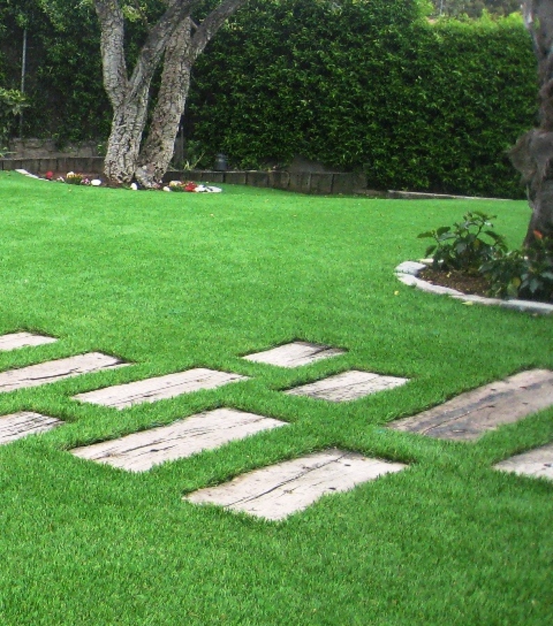 Camino de Traviesas en césped artificial