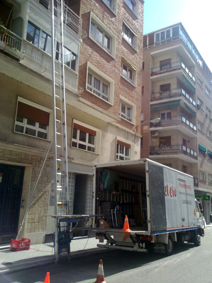 CAMION 30 M3 Y MONTAMUEBLES