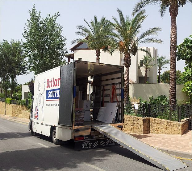 Camión de mudanzas con rampa