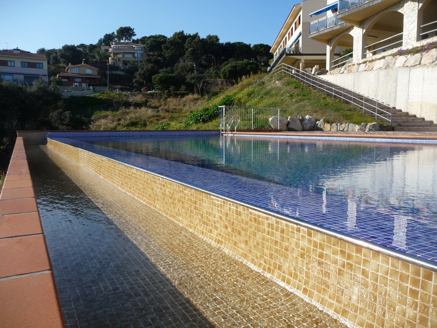 Piscina desbordante con depósito