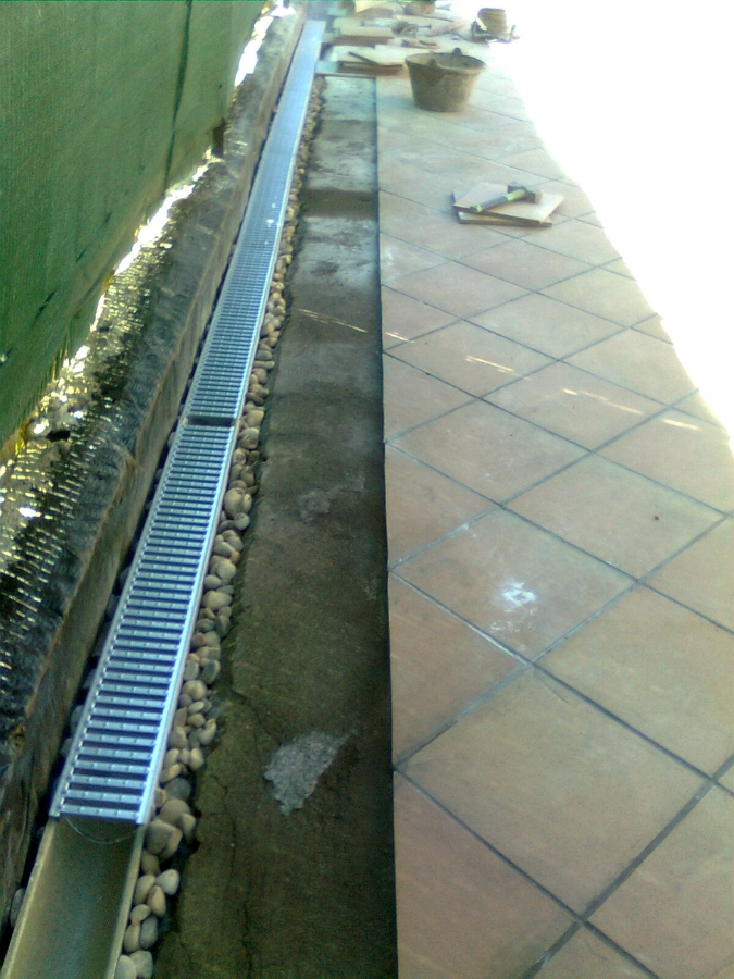 Canaleta de uso privado con drenaje de canto lavado