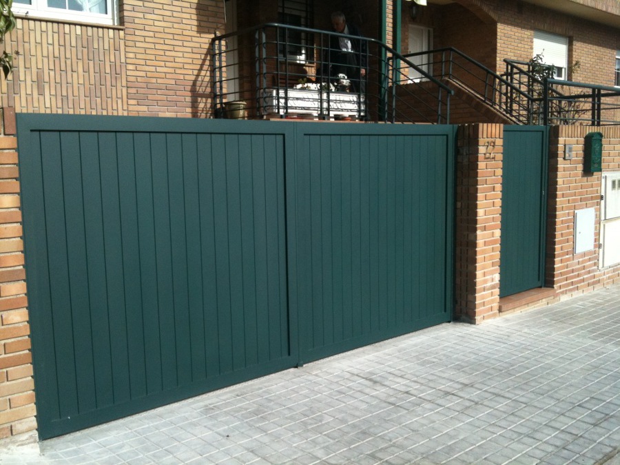 Cancela de aluminio soldado de dos hojas