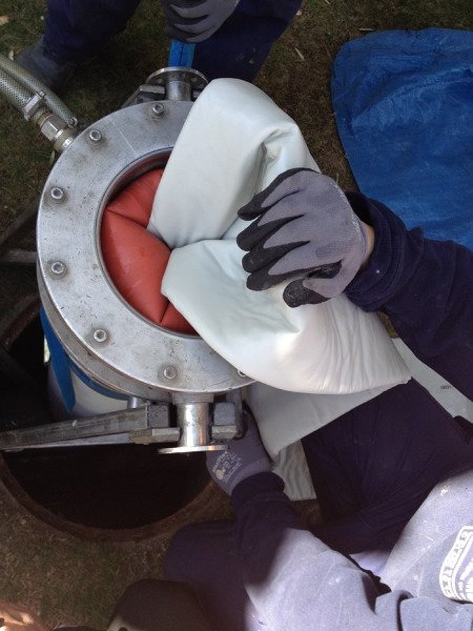 cañón inversor para introducir manga para rehabilitación de tubería sin obra