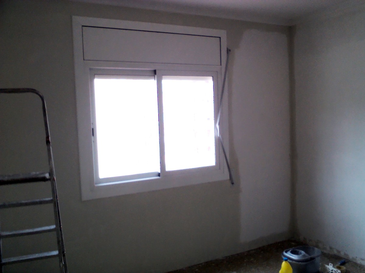 Capa de color gris sobre primera de blanco.