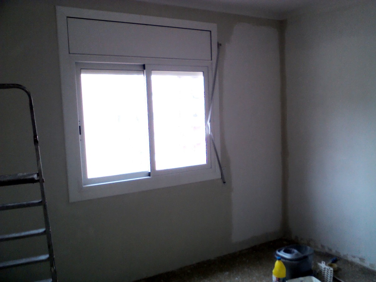 Capa de color gris sobre primera de blanco.