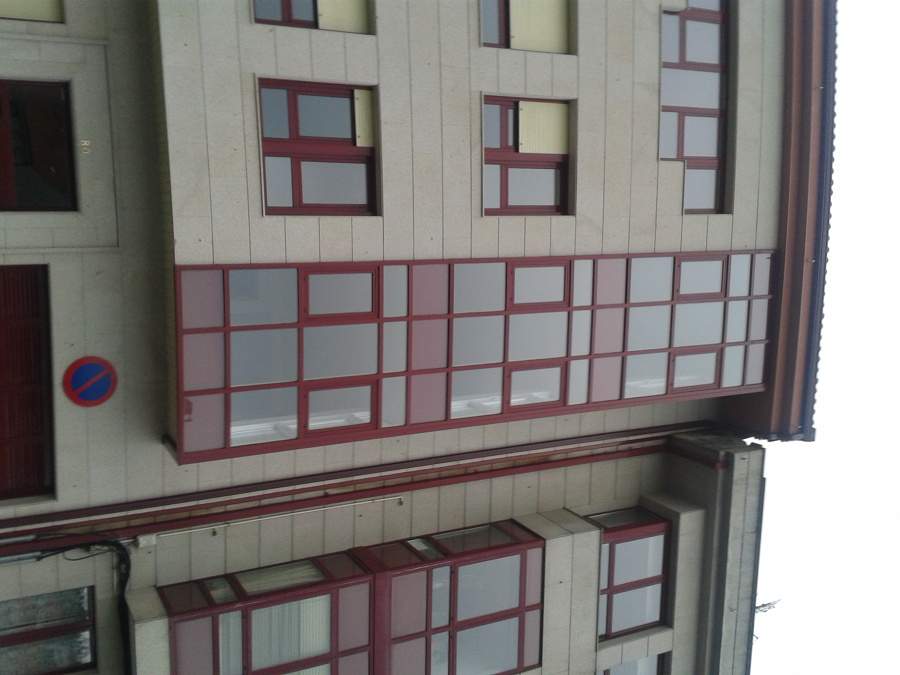 capinteria de vetanas y muro cortina en fachada de edificio