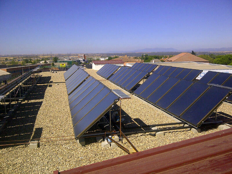 Captadores solares térmicos en el Colegio Casvi (Móstoles).