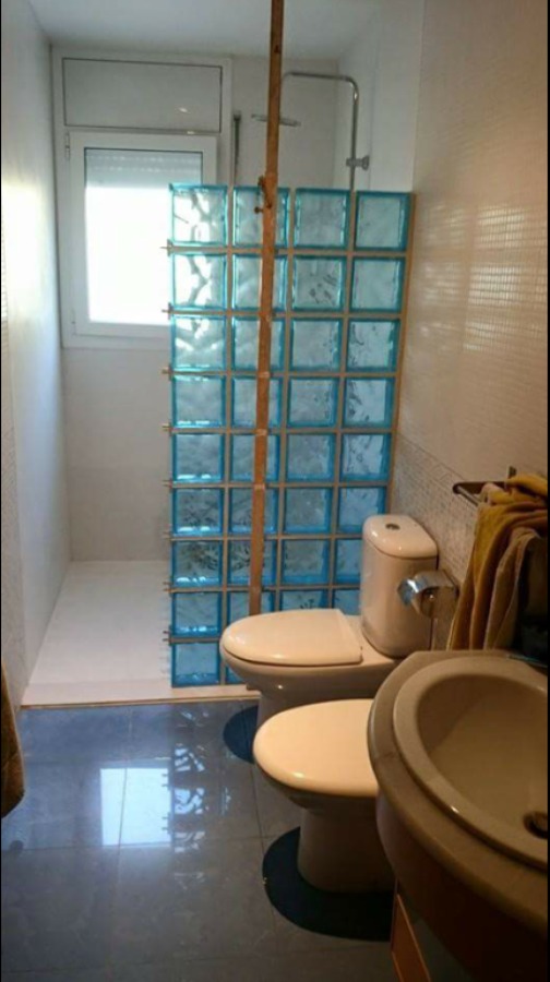 ducha y mampara de paves de vidrio