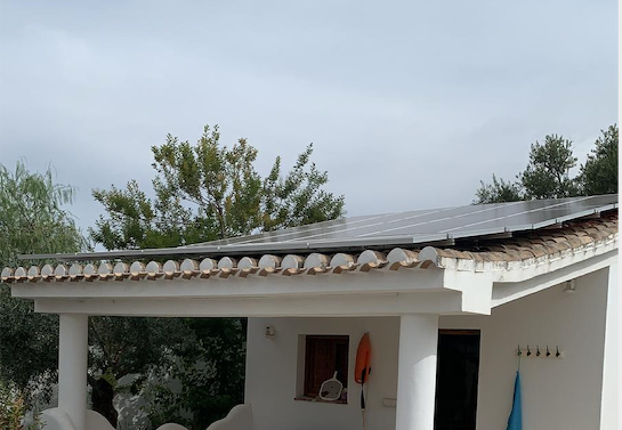 Placas solares en el merendero de la piscina en Cortijo del Aire , Granada
