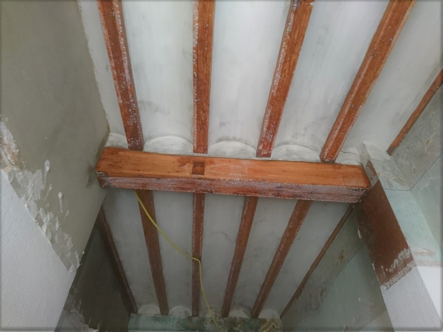 vigas limpiadas y tratadas con gel antixilofagos y hongos de la madera