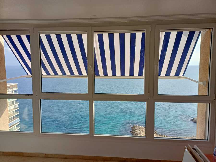 VENTANA DE PVC OSCILOBATIENTE Y TOLDO CON TELA ACRÍLICA