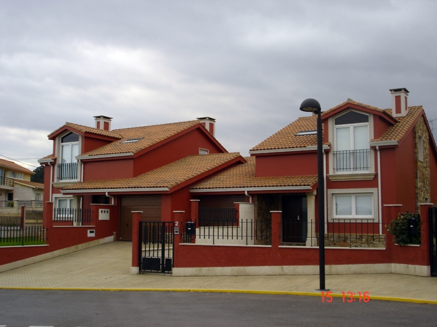 Carpintería en blanco con persiana interior.