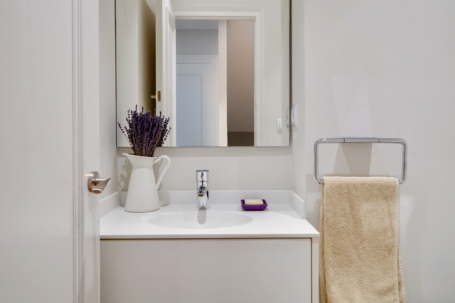 Banyo minimalista con un toque mediterráneo