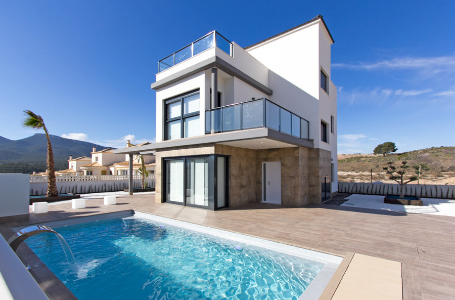 Construcción de viviendas con piscina.