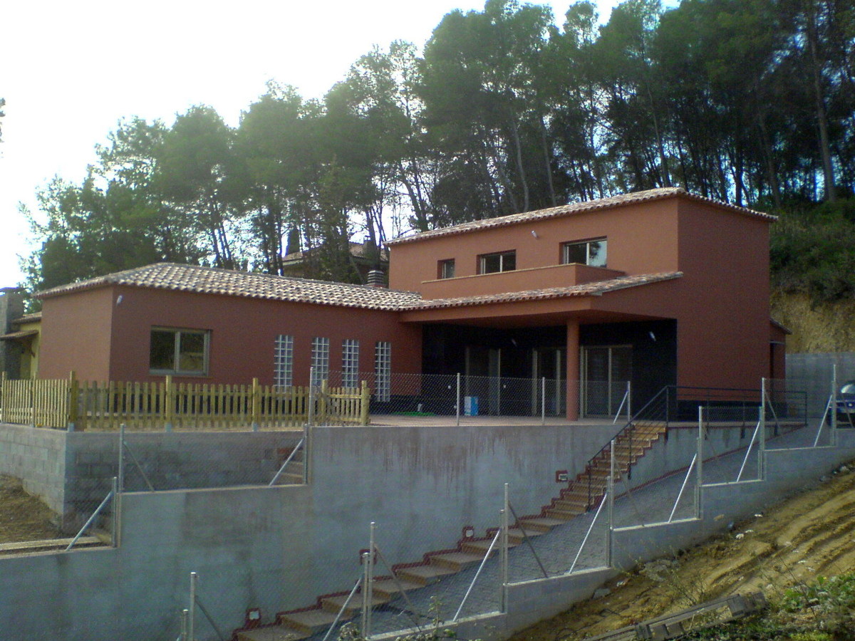 Casa   color burdeos  en RUBI