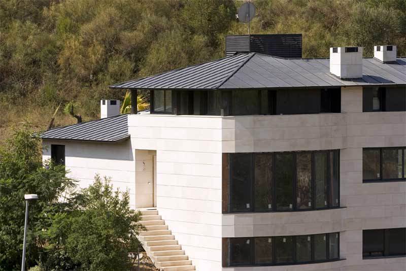 casa con cubierta de cinc