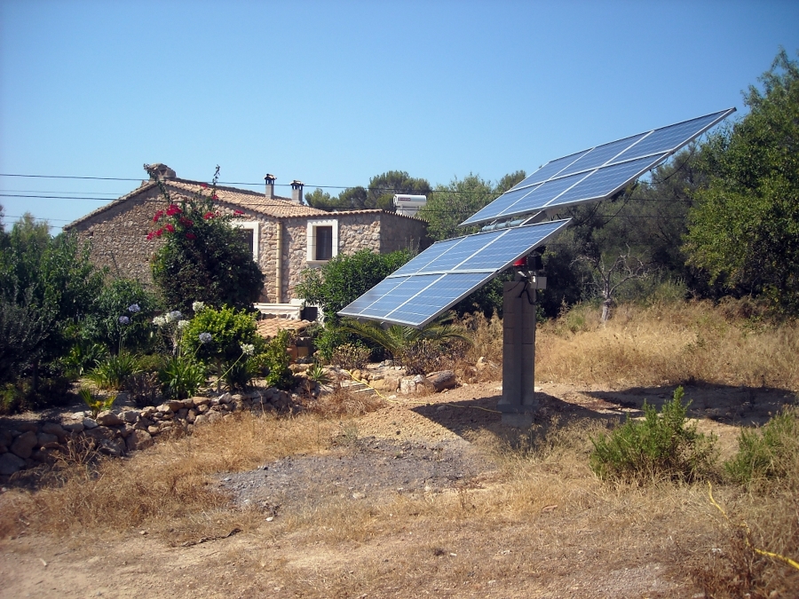 Casa con instalación fotovoltaica