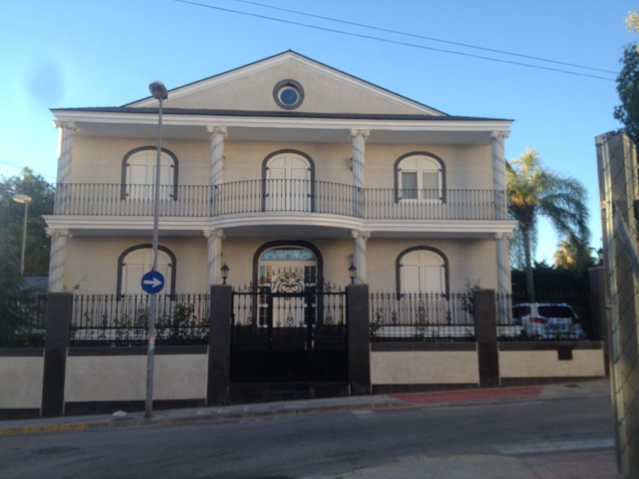 Casa con mallorquinas y pilares redondos