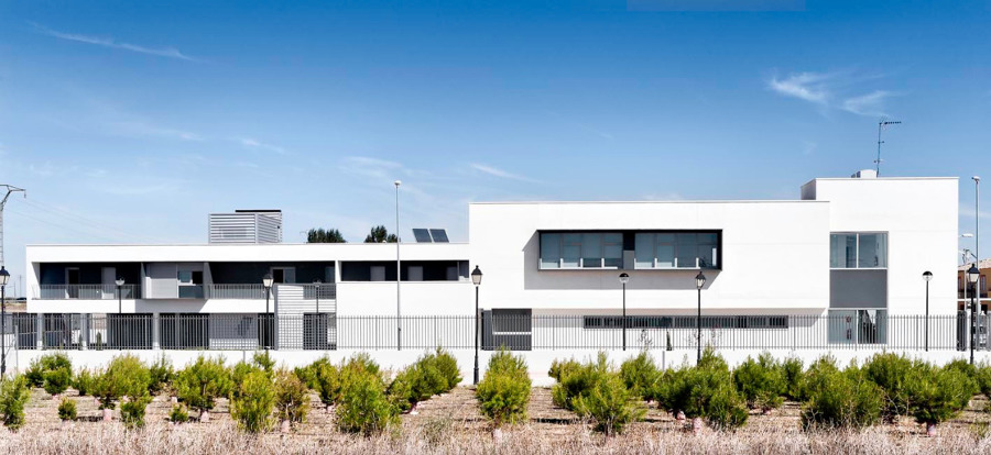 Equipamiento y edificio residencial