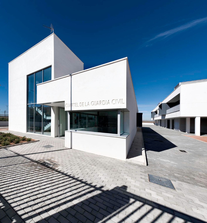 Equipamiento y edificio residencial