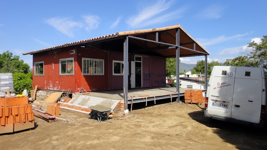 Casa de bajo coste con cubos de aluminio y hormigón impreso