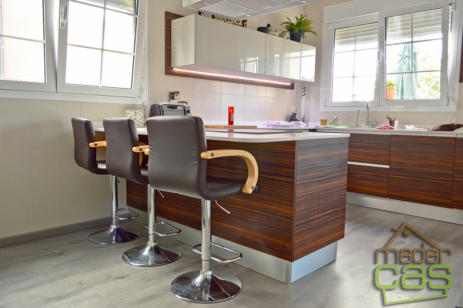 Cocina casa de madera mixta dos plantas