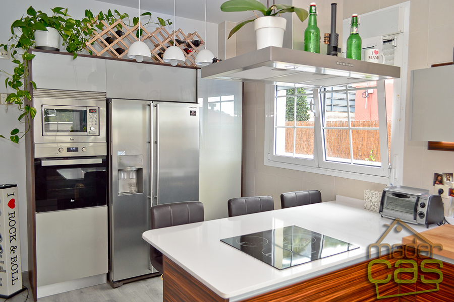 Cocina casa de madera mixta dos plantas