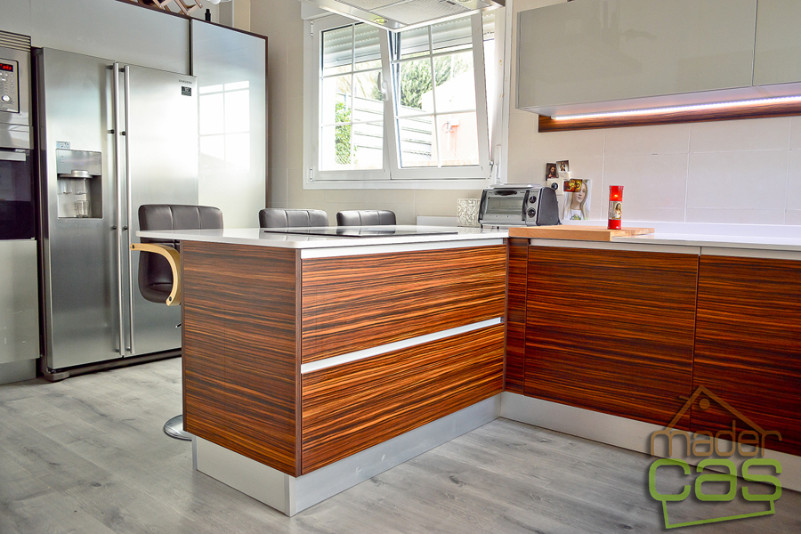 Cocina casa de madera mixta dos plantas