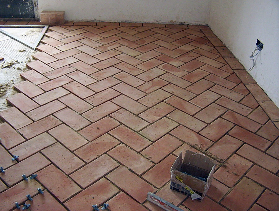 Casa de piedra, suelos de toba en espiga