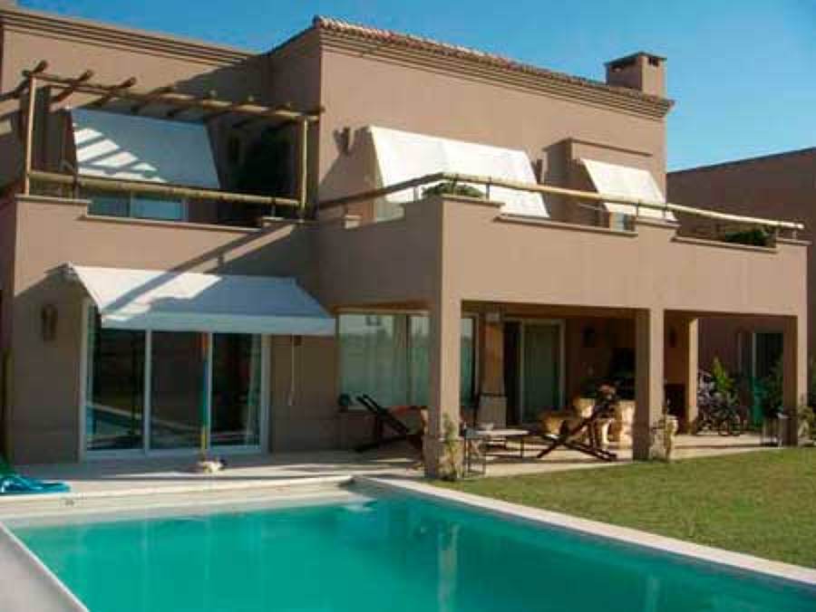 Chalet Pintado en Moderno con colores Marrones