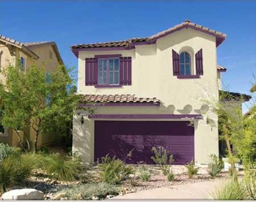 Fachada de Chalet Exterior Pintada en Blanca y Morada