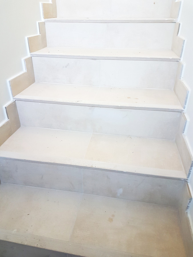 Colocación de Gres Porcelánico en Escalera.