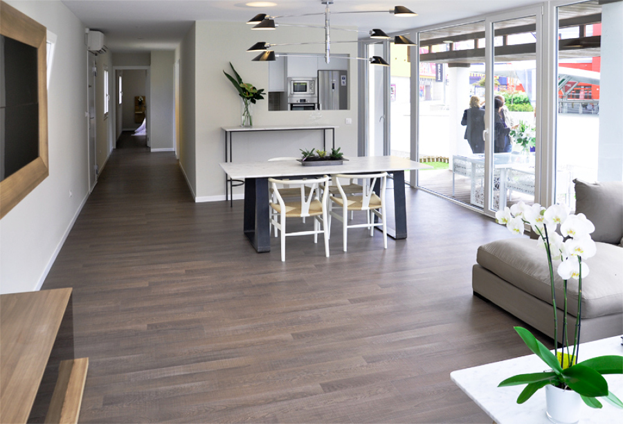 Pasillo y salón comedor de una Casa Cube