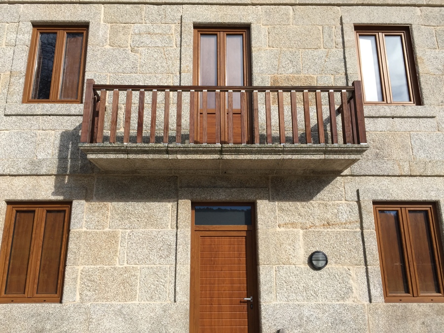 BALCÓN EN MADERA DE TEA TRATADA