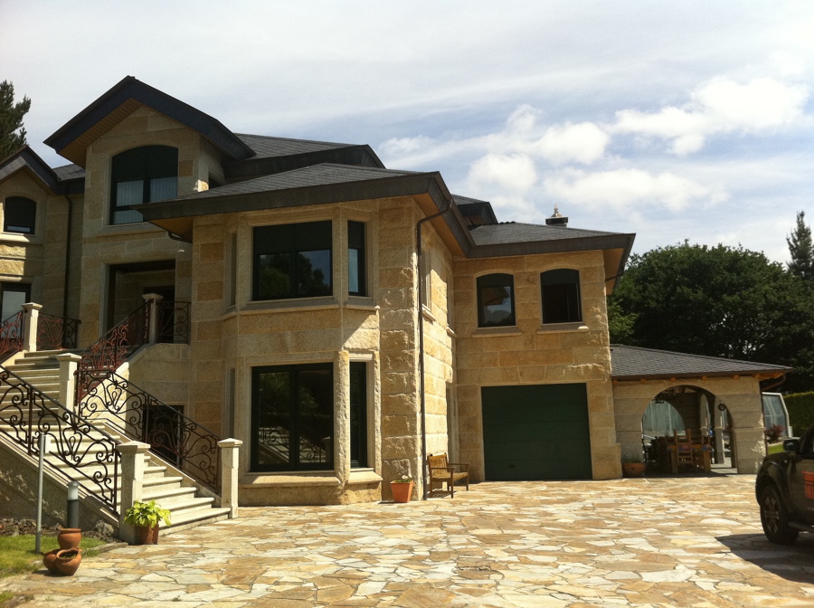 casa revestida con piedra de Galicia