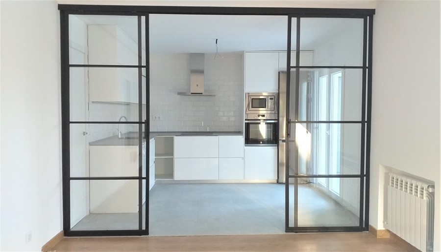 Obra Integral Boadilla del Monte - Cocina con pared de cristal