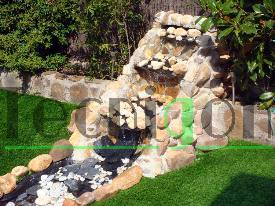 Cascada de piedra natural