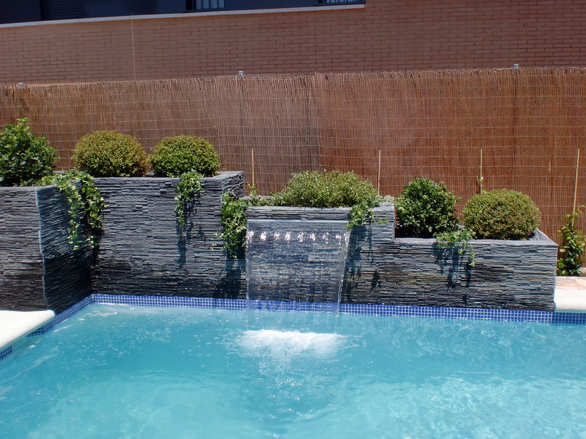 Cascada Laminar en Jardinera